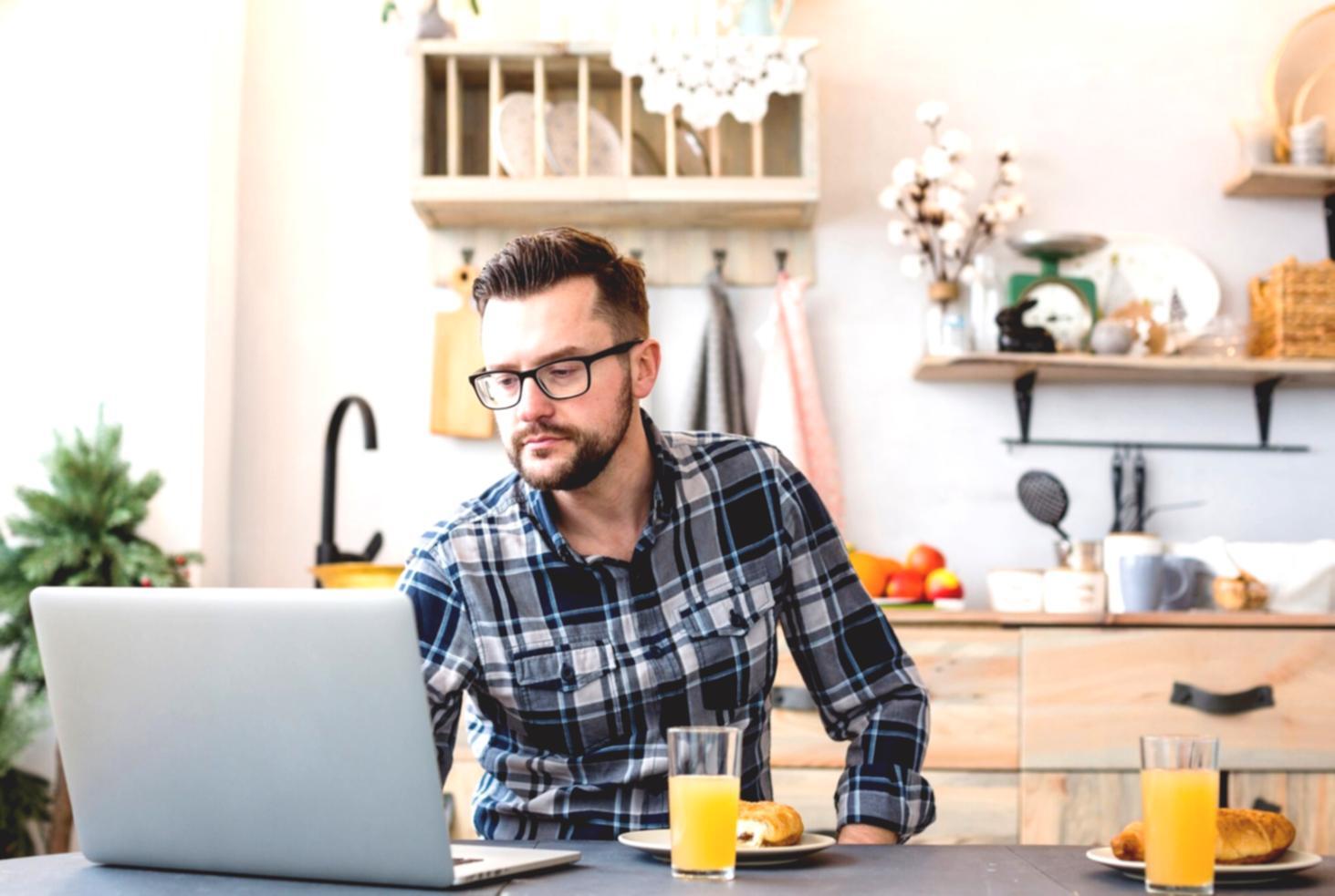 Expert financier animant un webinaire interactif