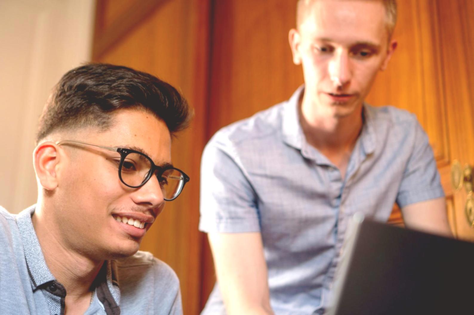 Espace de conseil personnalisé avec discussion entre conseiller et client autour d'une table de travail